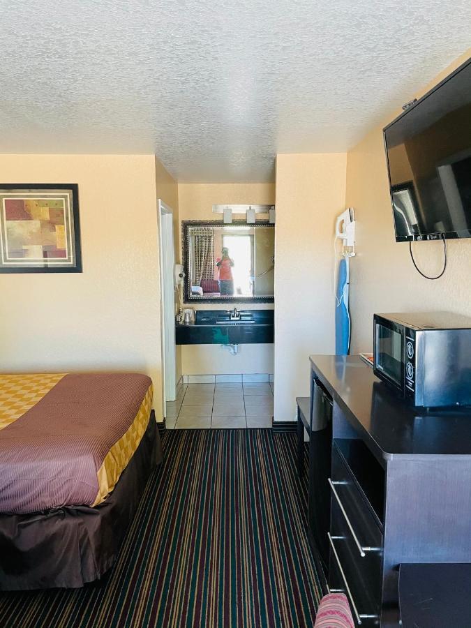 Sona Inn Dilley エクステリア 写真