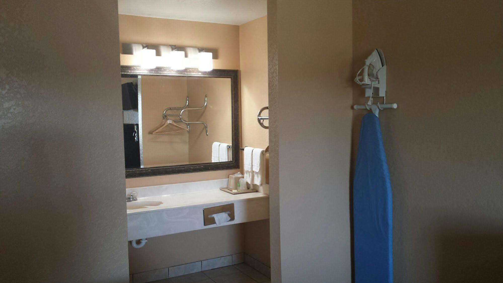Sona Inn Dilley エクステリア 写真